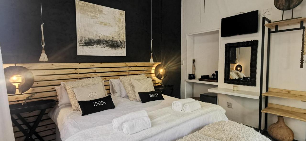 Exquisite Private Luxury Suite With King Bed At Bokmakierie Villas Виндхук Экстерьер фото